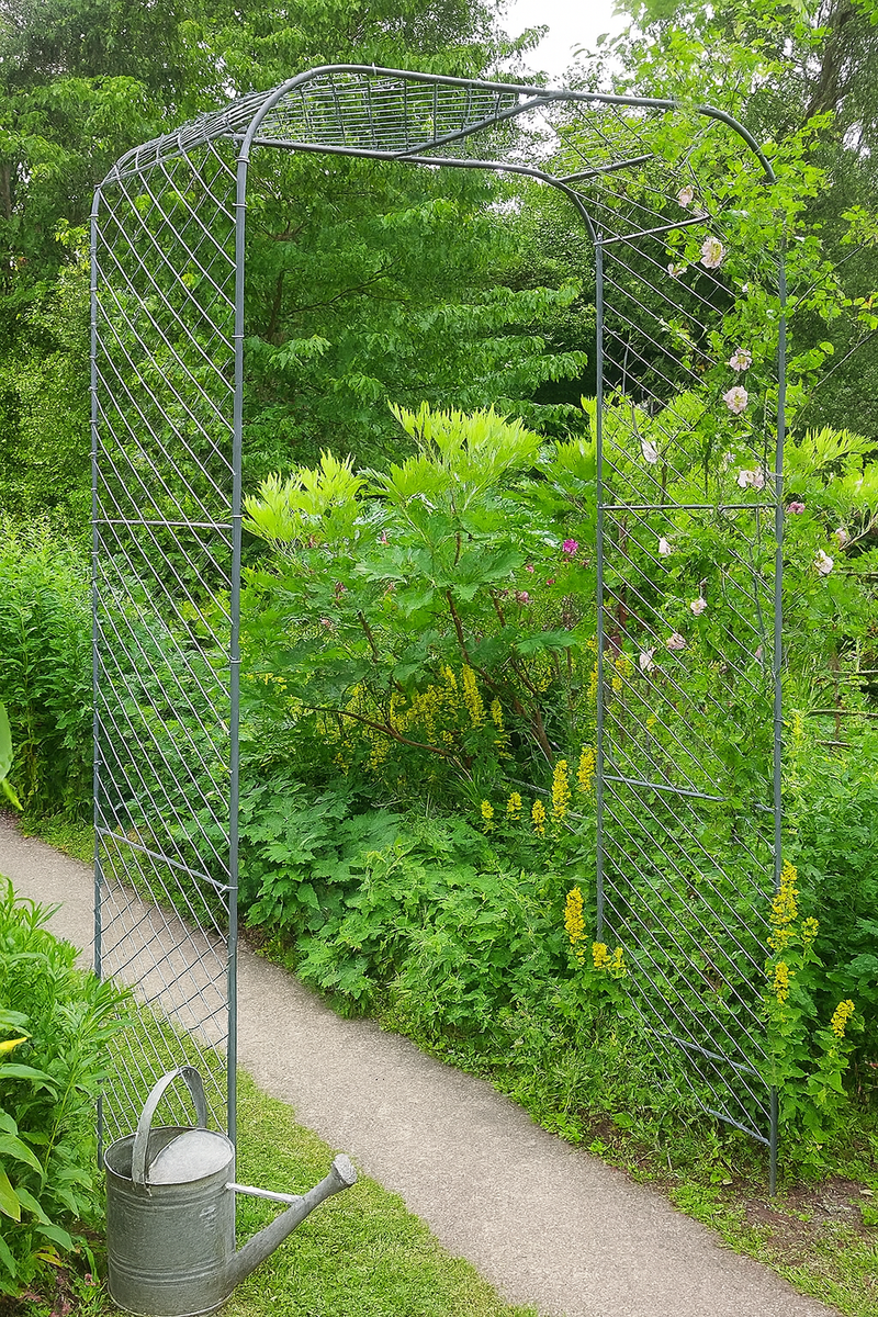 Elegance Door Arch – Sage Green Steel Gateway Arch 1