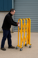 Industrial Extendable Barrier Gate Hi-Vis Crowd Control Solution with Reflectors & Rubber Castors